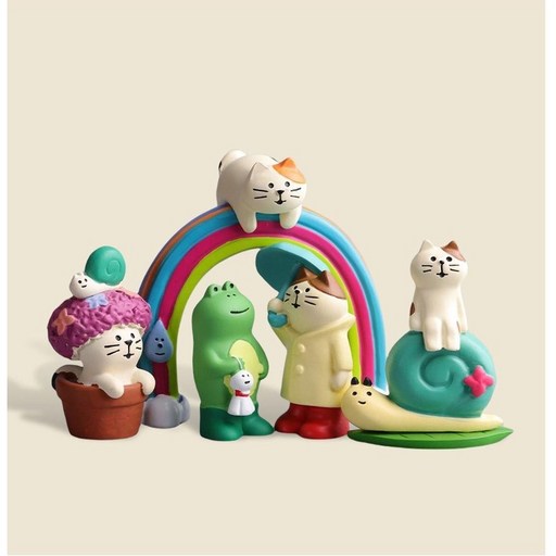 귀여운 고양이 피겨 비 오는 날 돌아다니는 고양이