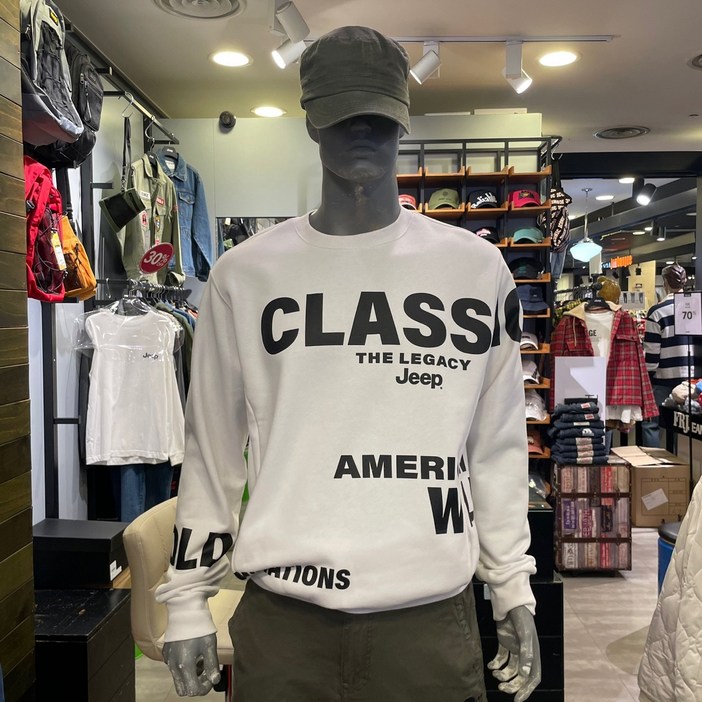 지프 NC고잔점 남녀공용 캐주얼하게 다양하게 코디하여 멋내기 좋은 루즈핏 주머니포인트 레터링 맨투맨