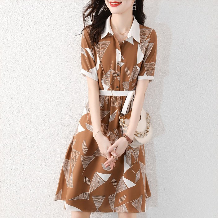 잇츠스타일 여성 V 카라넥 기하학 세모 패턴 브라운 중년 여름 반팔 셔츠스타일 미디원피스