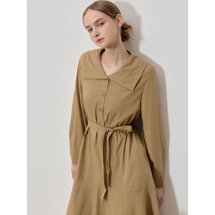 리스트 리스트(LIST)  와이드 칼라 게더 플리츠 원피스 (택가격: 398000원)