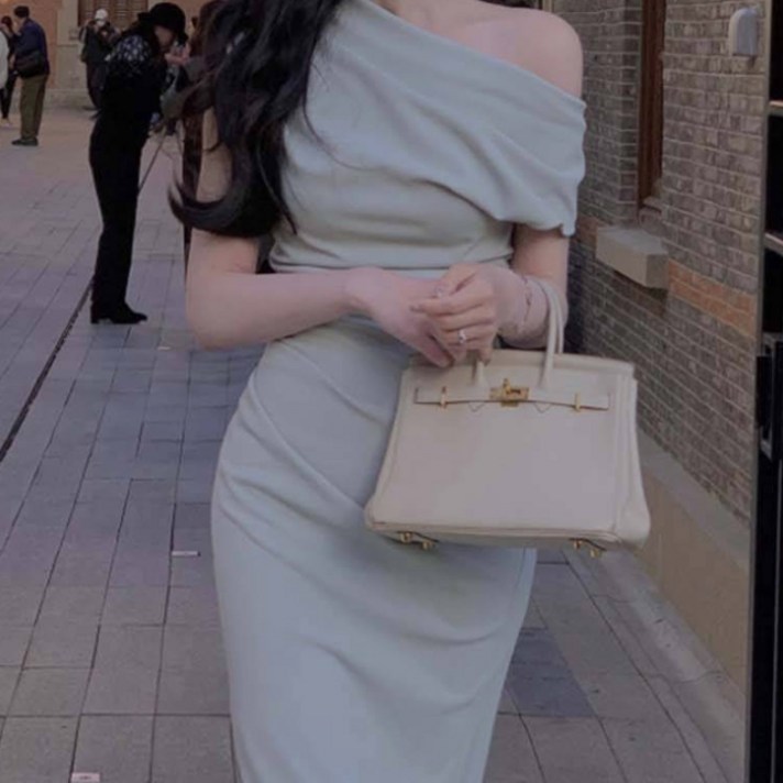 비비에모 한쪽 오프숄더 반소매 슬림핏 격식 롱 원피스 03083 비비에모 한쪽 오프숄더 반소매 슬림핏 격식 롱 원피스 03083