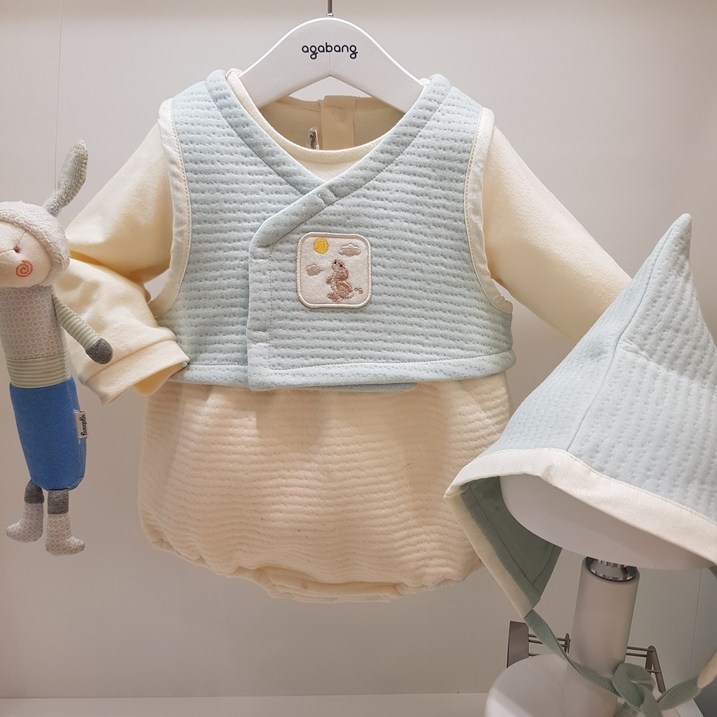 아가방 23가을 겨울 베이비페어  도련님 한복 상하세트 꼬깔모자도 같이 한복 바디수트  옷고름 한복 조끼를 벗으면 편한 우주복 바디수트 이거 너무 편한 유아 한복 외출복