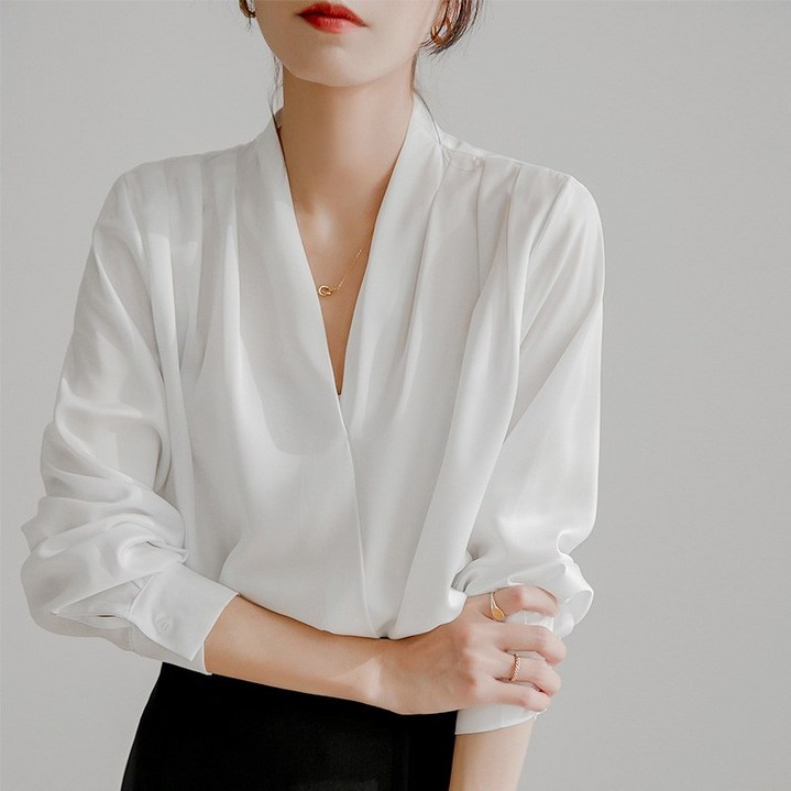 더 풀 2025년 가을 겨울 신상 고퀄 새틴 화이트 브이넥 셔츠 블라우스 오피스룩 하객룩