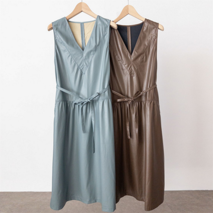 옷자락  여성 가을 하객용 리본 브이넥 민소매 가죽 롱드레스